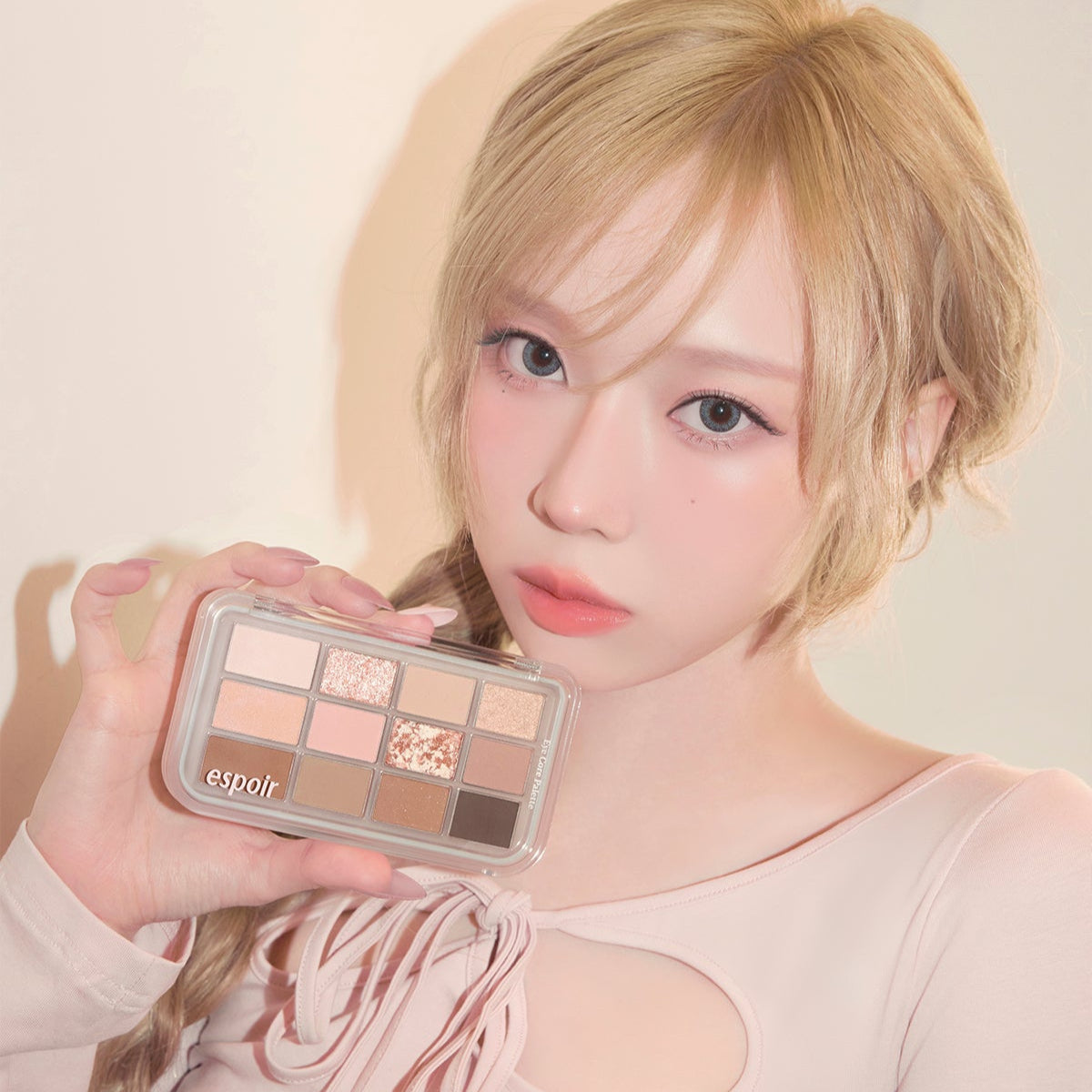 Person holding ESPOIR Eye Core Palette showcasing eyeshadow shades.
