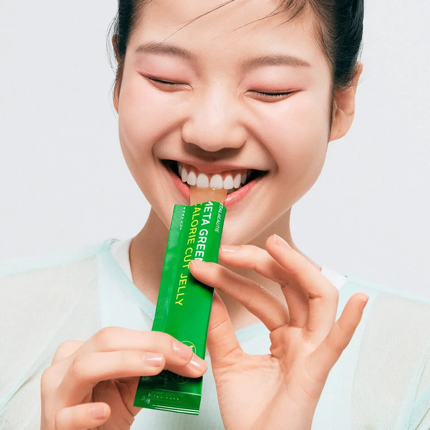 Smiling person enjoying VITALBEAUTIE Meta Green Calorie Cut Jelly 10 Packets
