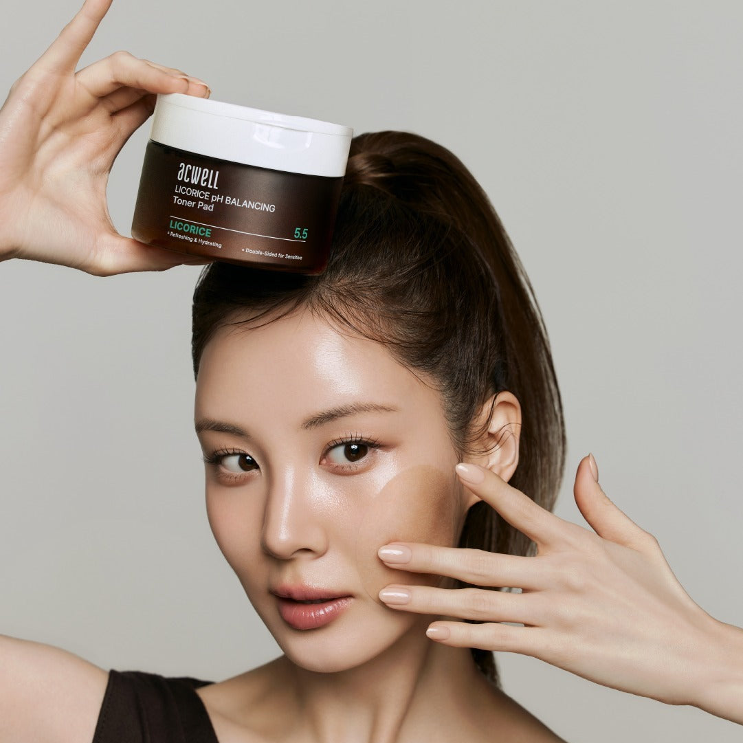 Model holding ACWELL Licorice pH Balancing Toner Pad 70P showing clear skin benefits
