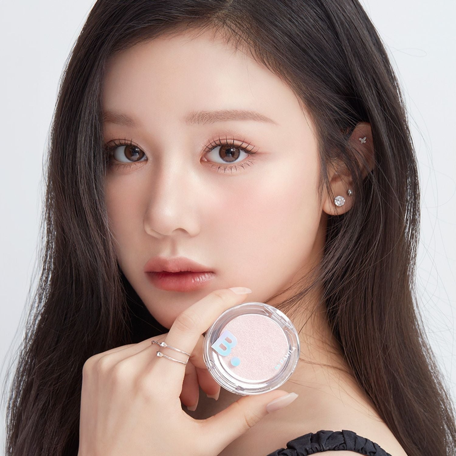 Model wearing BANILACO Silky Glow Highlighter, showcasing luminous and radiant skin with subtle shimmer.