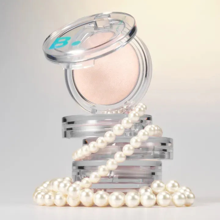 BANILACO Silky Glow Highlighter with pearls, showcasing a luxurious makeup look.