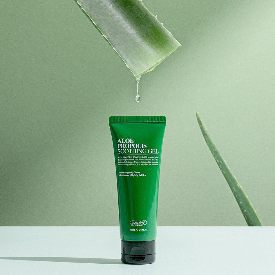 BENTON Aloe Propolis Soothing Gel 100ml with aloe vera leaf dripping gel, ideal for sensitive and dry skin nourishment and hydration.