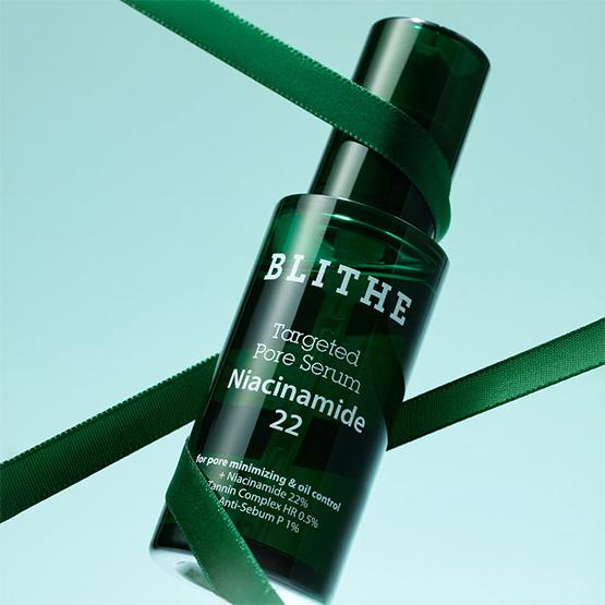 BLITHE Targeted Pore Serum Niacinamide 22 30ml on green background