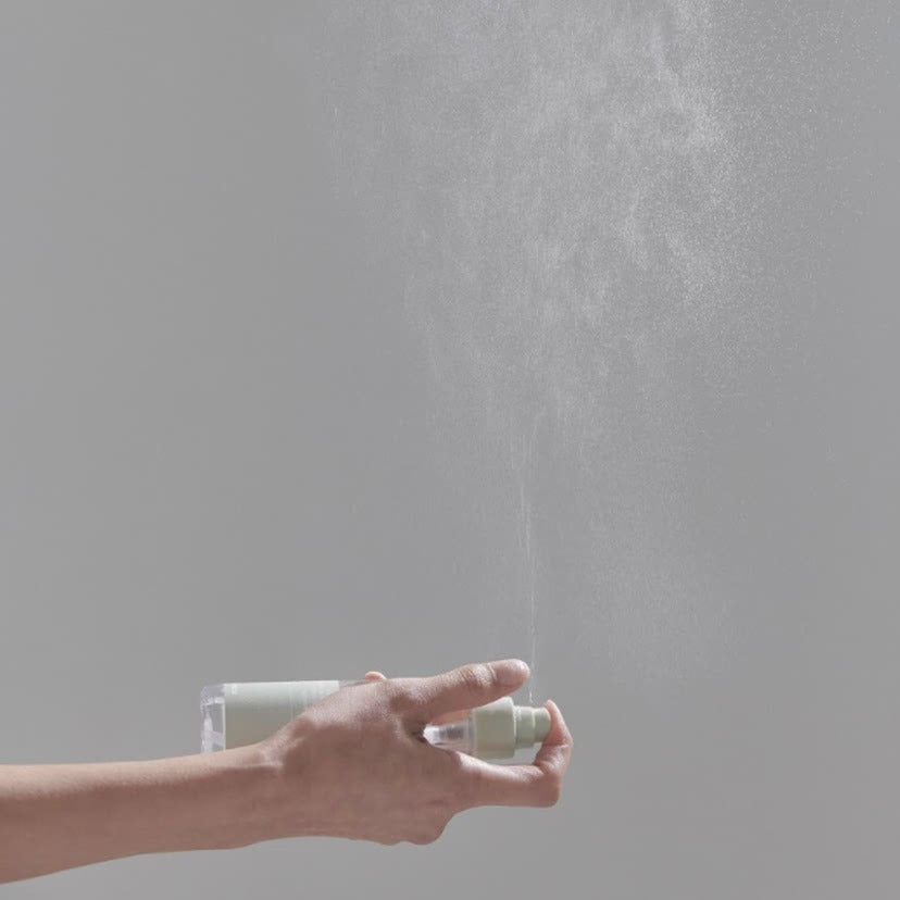 Hand spraying CELIMAX Ji Woo Gae Heartleaf BHA Body Mist 150ml in the air