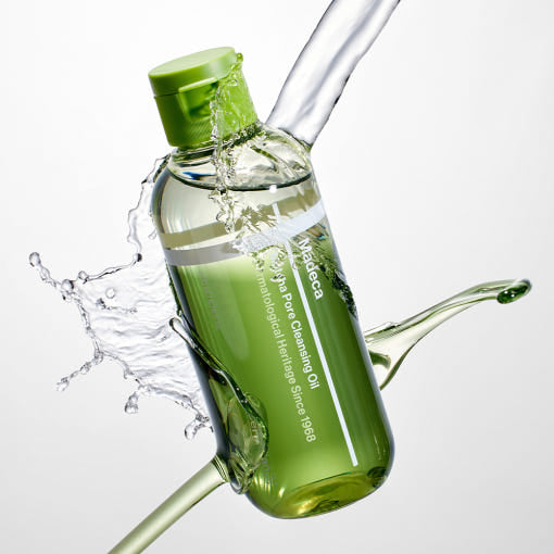 CENTELLIAN 24 Madeca Matcha Cleansing Oil 200ml bottle with water splash on a white background.