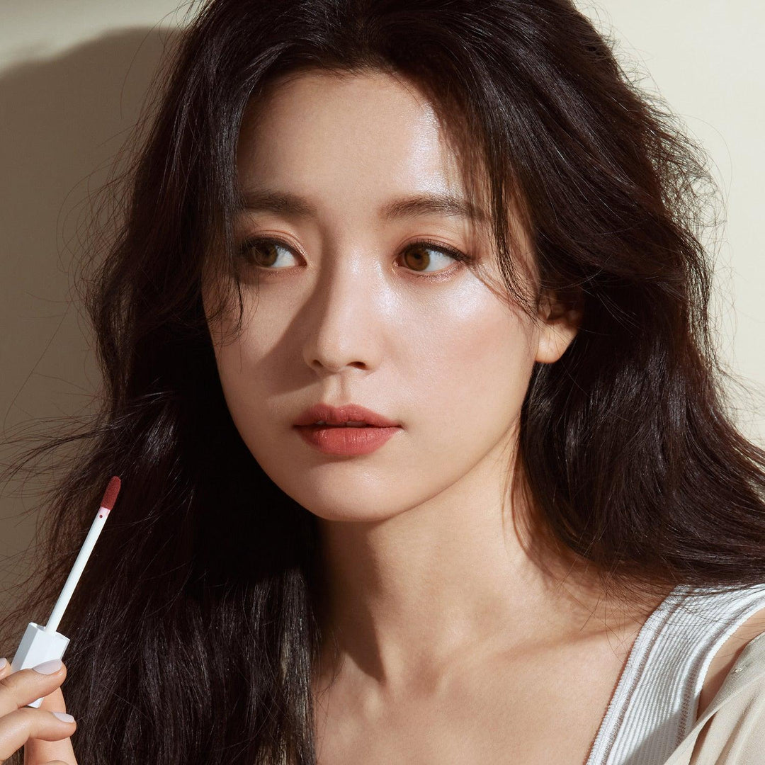Woman applying DEAR DAHLIA Dream velvet Lip Cloud