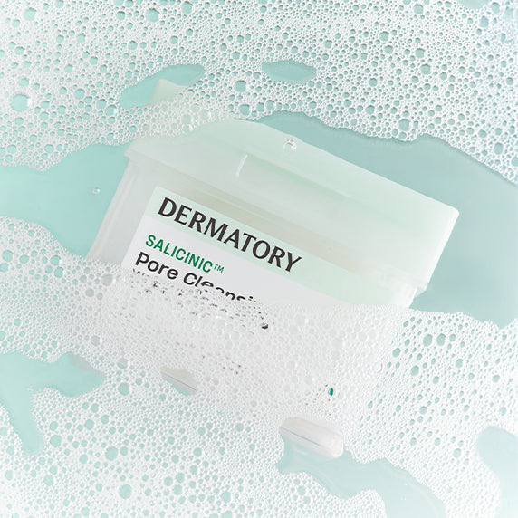 DERMATORY Salicinic Pore Cleansing Water Pad 70 Sheets floating in water with bubbles