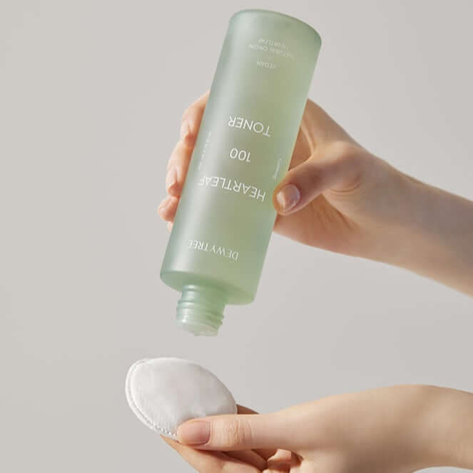 Pouring DEWYTREE Eoseongcho 100 Toner 200ml onto a cotton pad