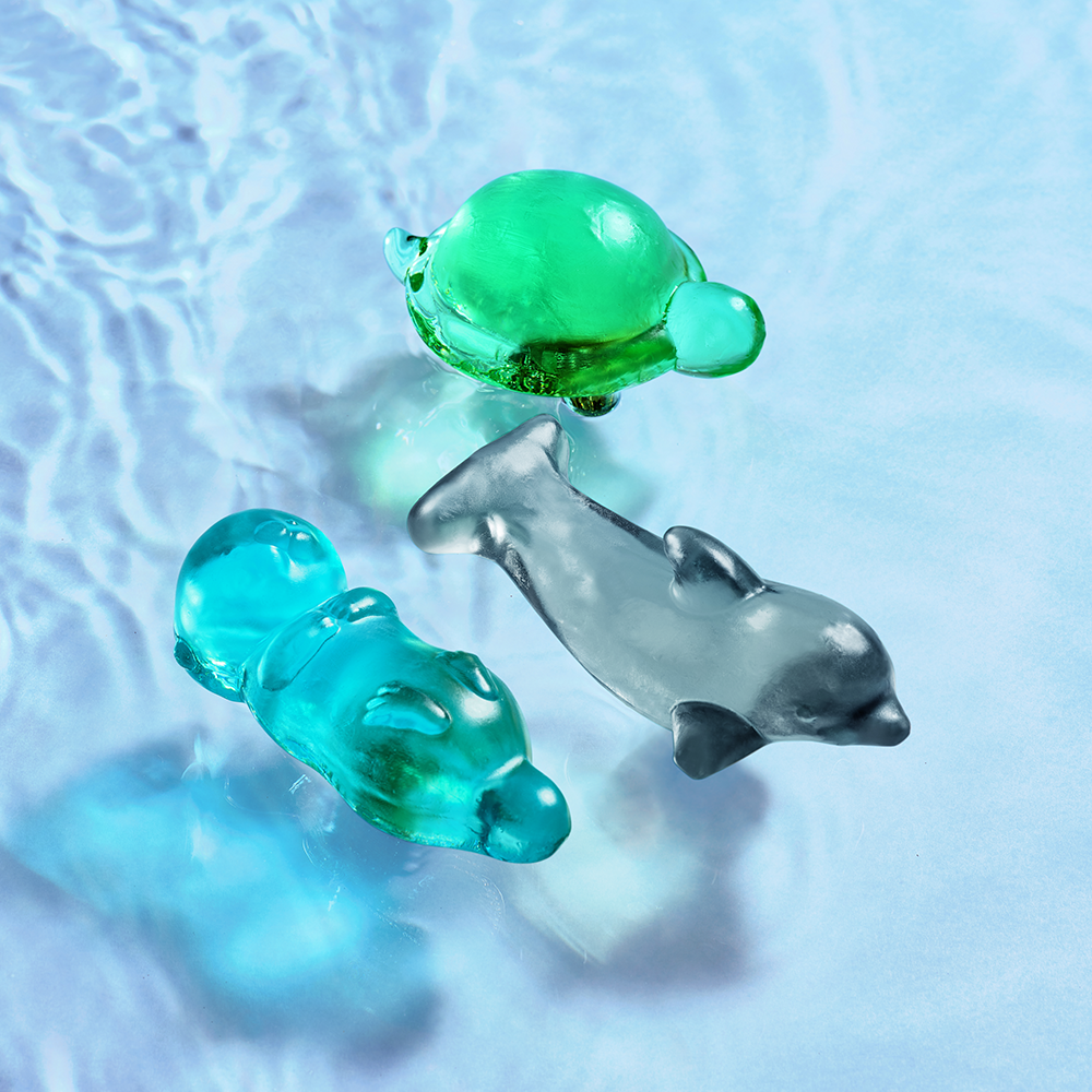 DONGGUBAT Baradan Surf Sea Friends Perfume Bar Set featuring animal-shaped bars on a watery background.