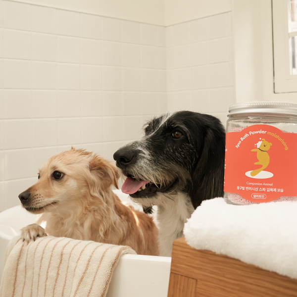 DONGGUBAT Spa Bath Powder Moisturizing Companion Animal with two dogs in a bathtub, showcasing a bath product for pets.