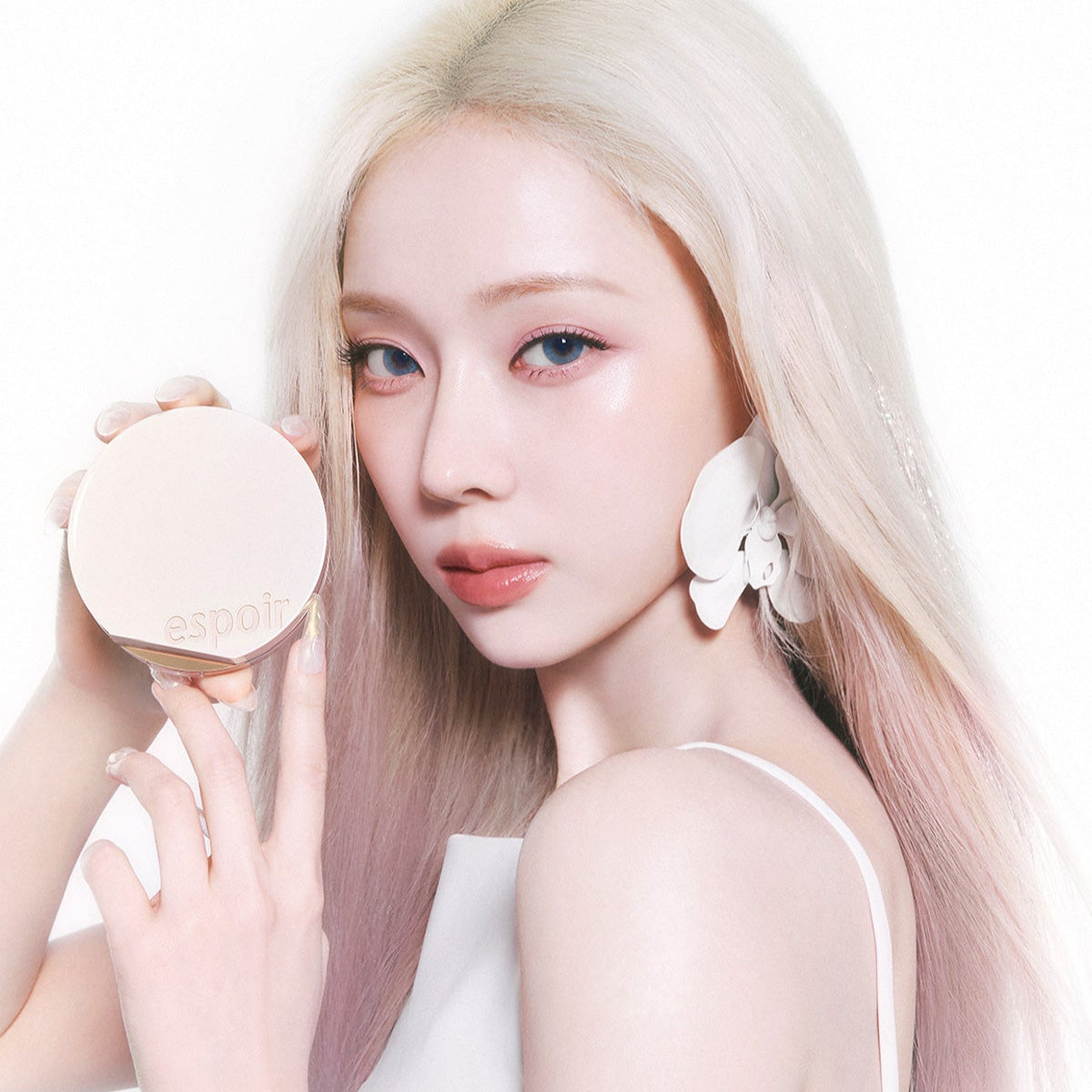 Model holding ESPOIR BE GLOW VOLUME CUSHION SPF42 PA+++ in elegant packaging