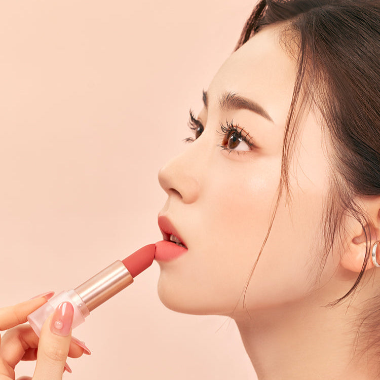 Woman applying FORENCOS All Light Mood Chiffon Lipstick