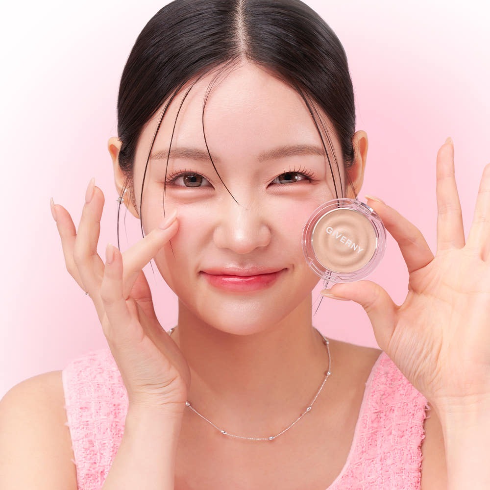 Woman using GIVERNY Dewy Voluming Highlighter 3g for a fresh look