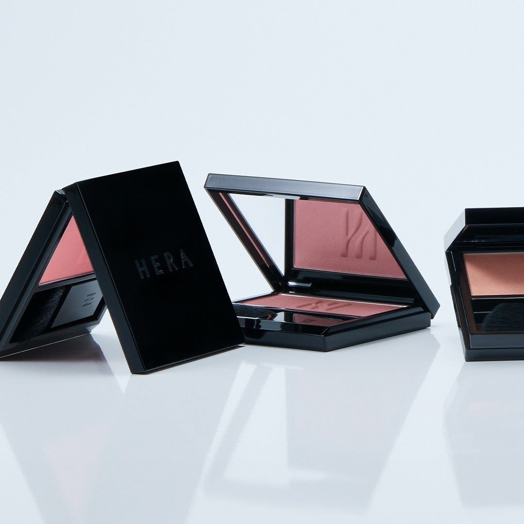 HERA Hera Blush 5.5g in sleek black packaging, showcasing open and closed compact view.