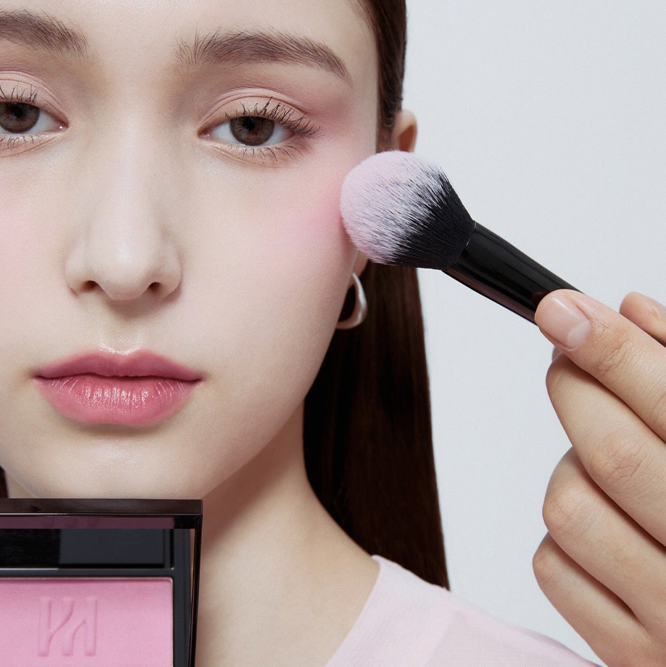 Applying HERA Hera Blush 5.5g for a natural rosy cheek look