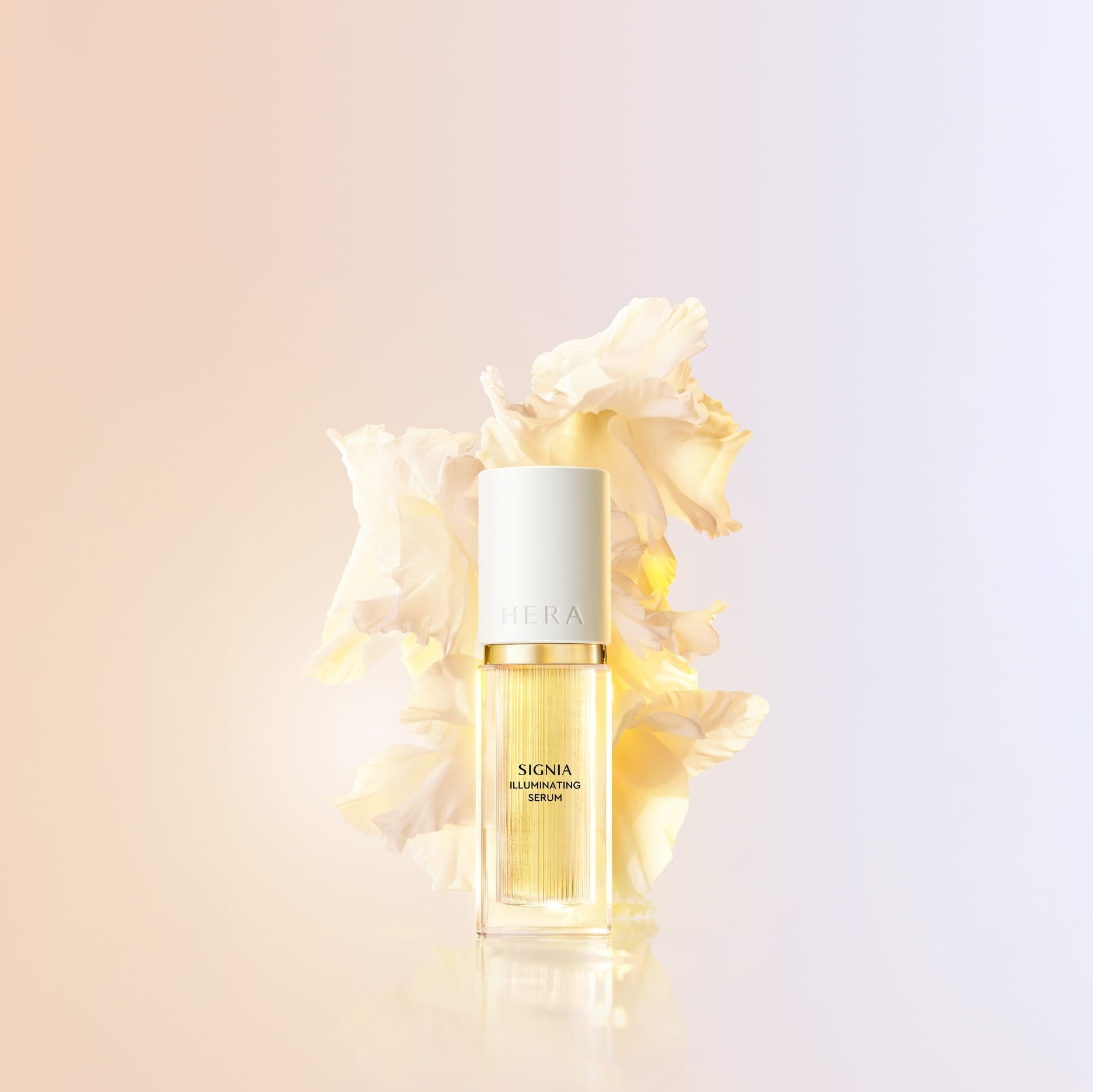 HERA Signia Illuminating Serum 30ml bottle with floral background, featuring luxurious skincare formula.