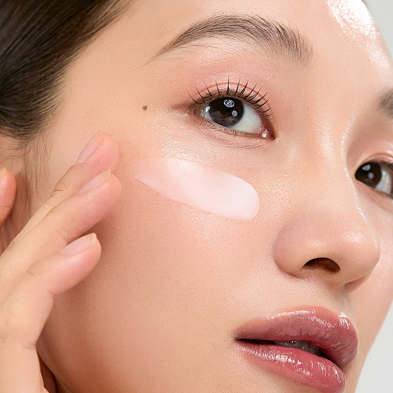 Woman applying HIDIFF Royal Finish Cream 80ml to her cheek