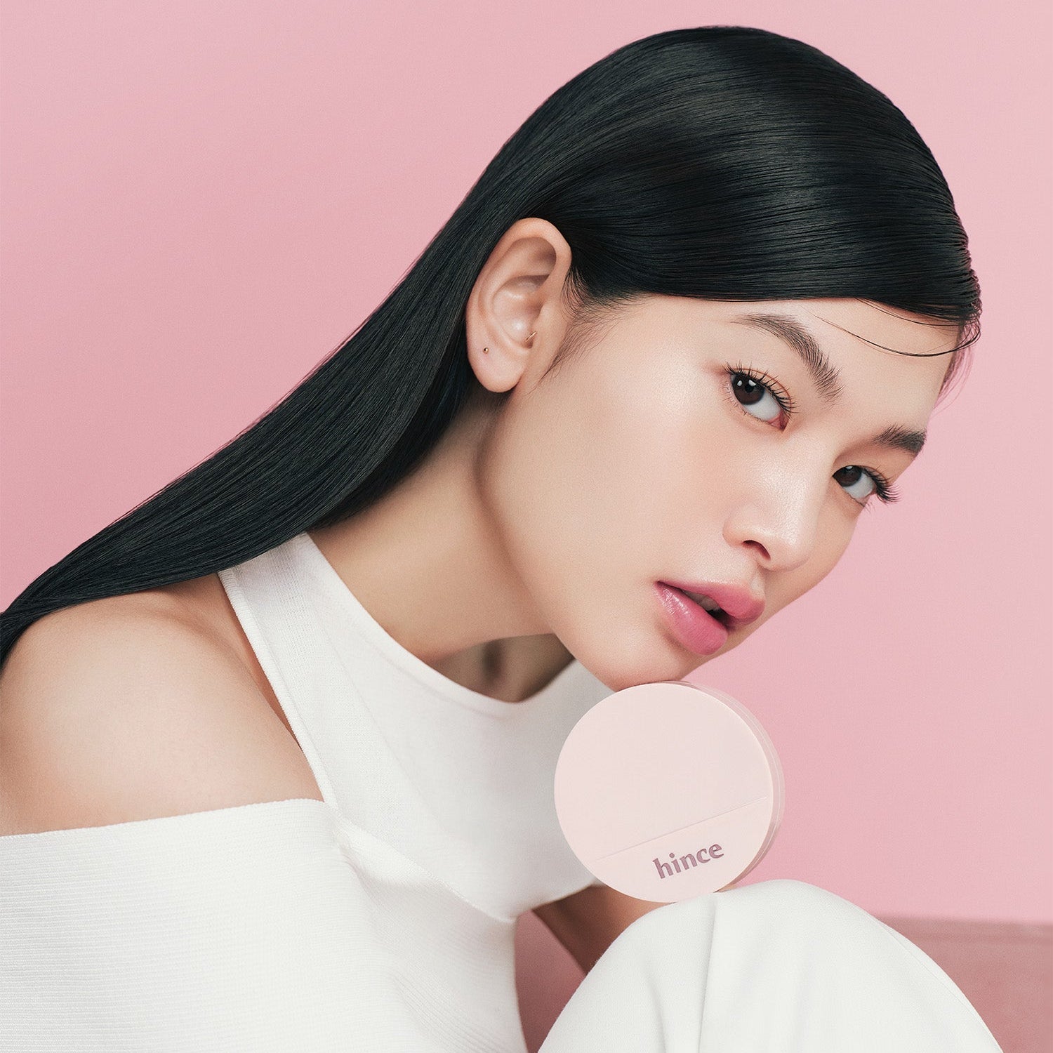 HINCE Cover Master Pink Cushion showcased by a model with flawless skin, enhancing beauty with its smooth coverage.