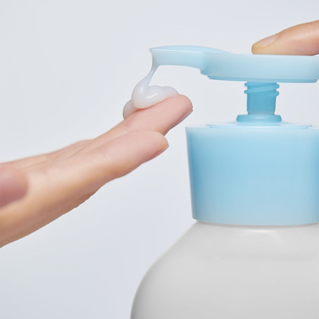 Applying ILLIYOON Ceramide Ato 5.0 Gentle Skin Cleanser 400ml with pump dispenser