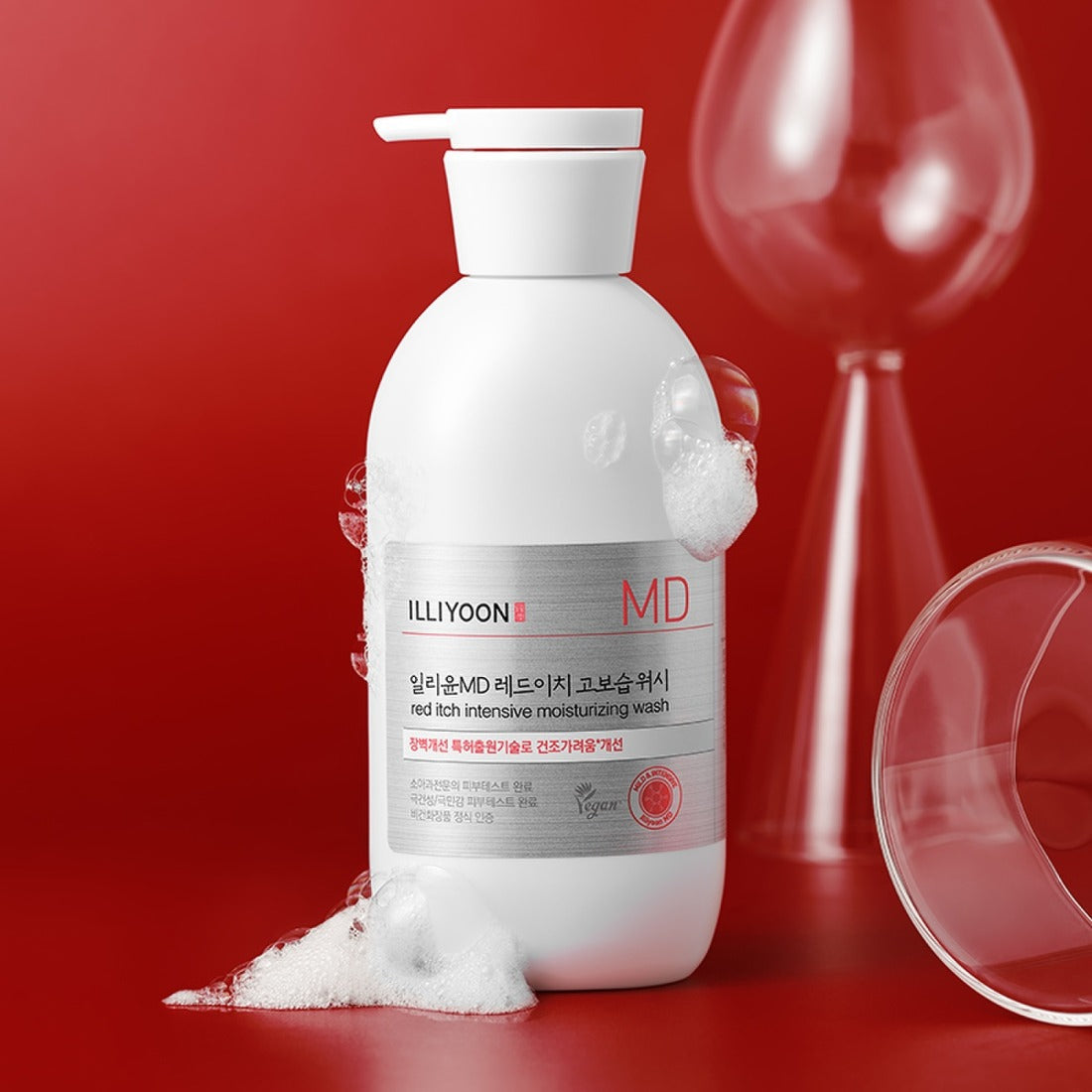 ILLIYOON Redich High Moisture Wash 470g on red background with bubbles and glass props, showcasing the product packaging.