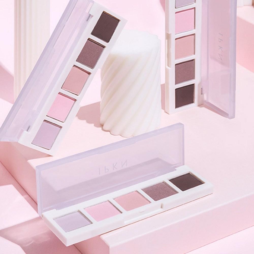 IPKN Personal Mood Palette Plain Summer & Winter 5g with soft pastel eyeshadow colors in an open case on a pink background.