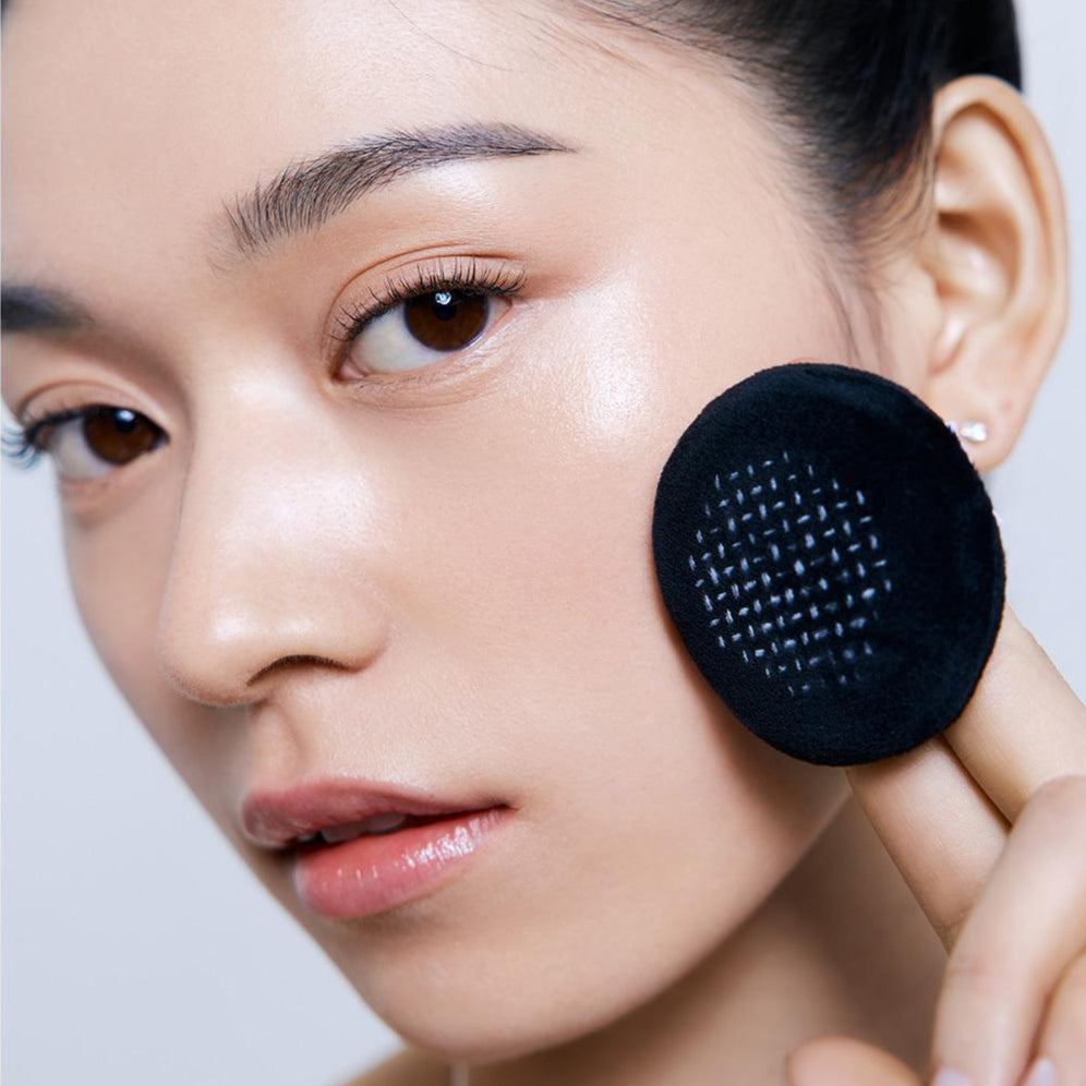 Woman applying LANEIGE Neo Tone Up Finish Powder 7g for a flawless complexion