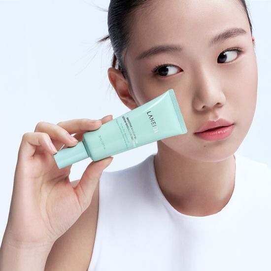 Model holding LANEIGE Smoothie Makeup Serum 30ml against face