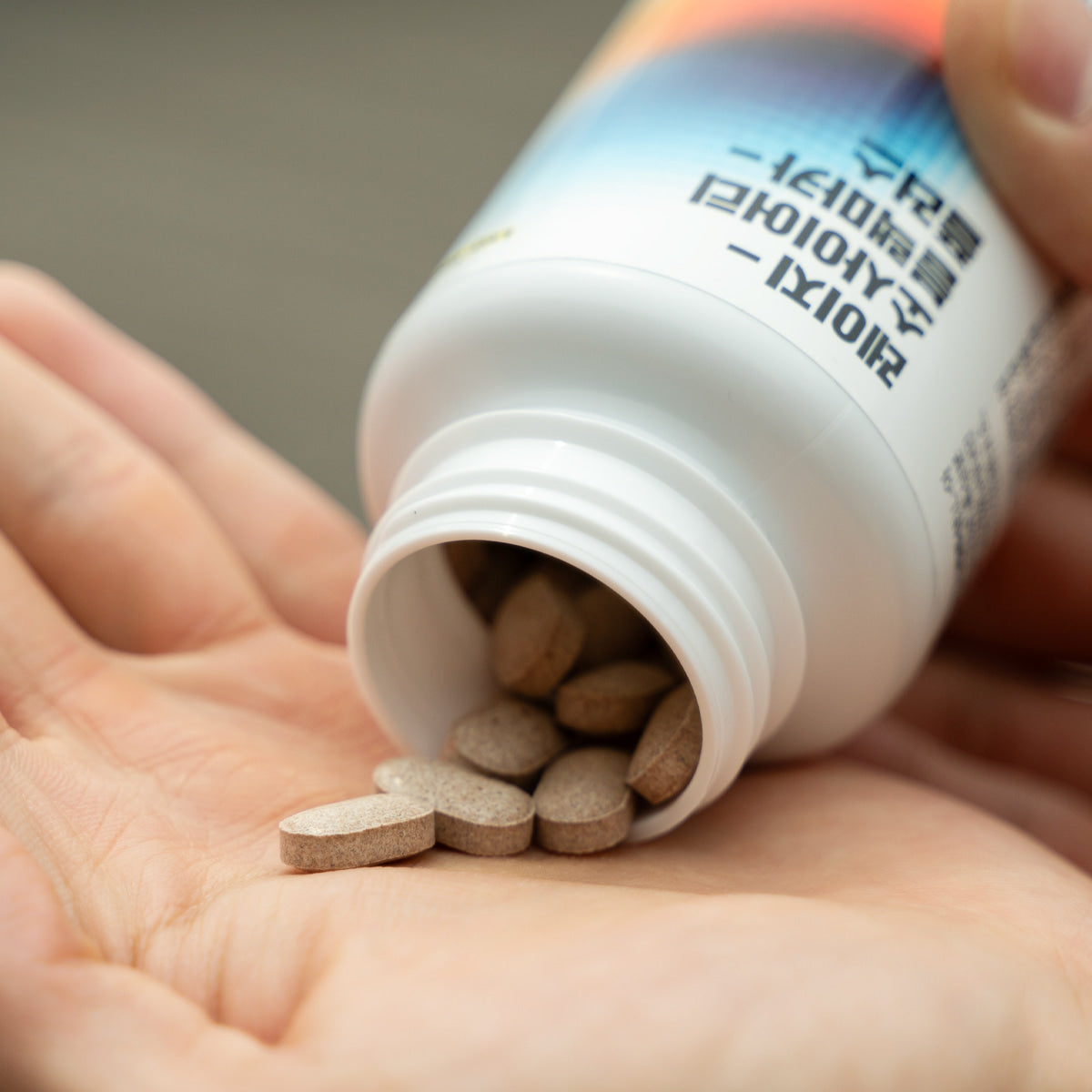 LAZY SOCIETY Black Maca Plus Supplement 120 Tablets bottle pouring tablets into a gentleman’s hand by Gentleman Korea