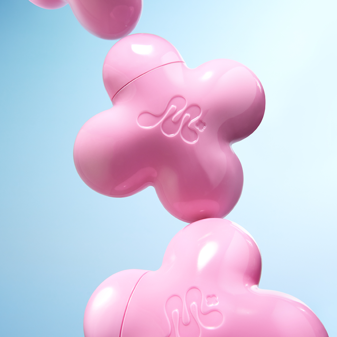 Pink cloud-shaped design of MAMONDE NEW Floraglow Rose Tinted Sun Serum 35ml against a blue background