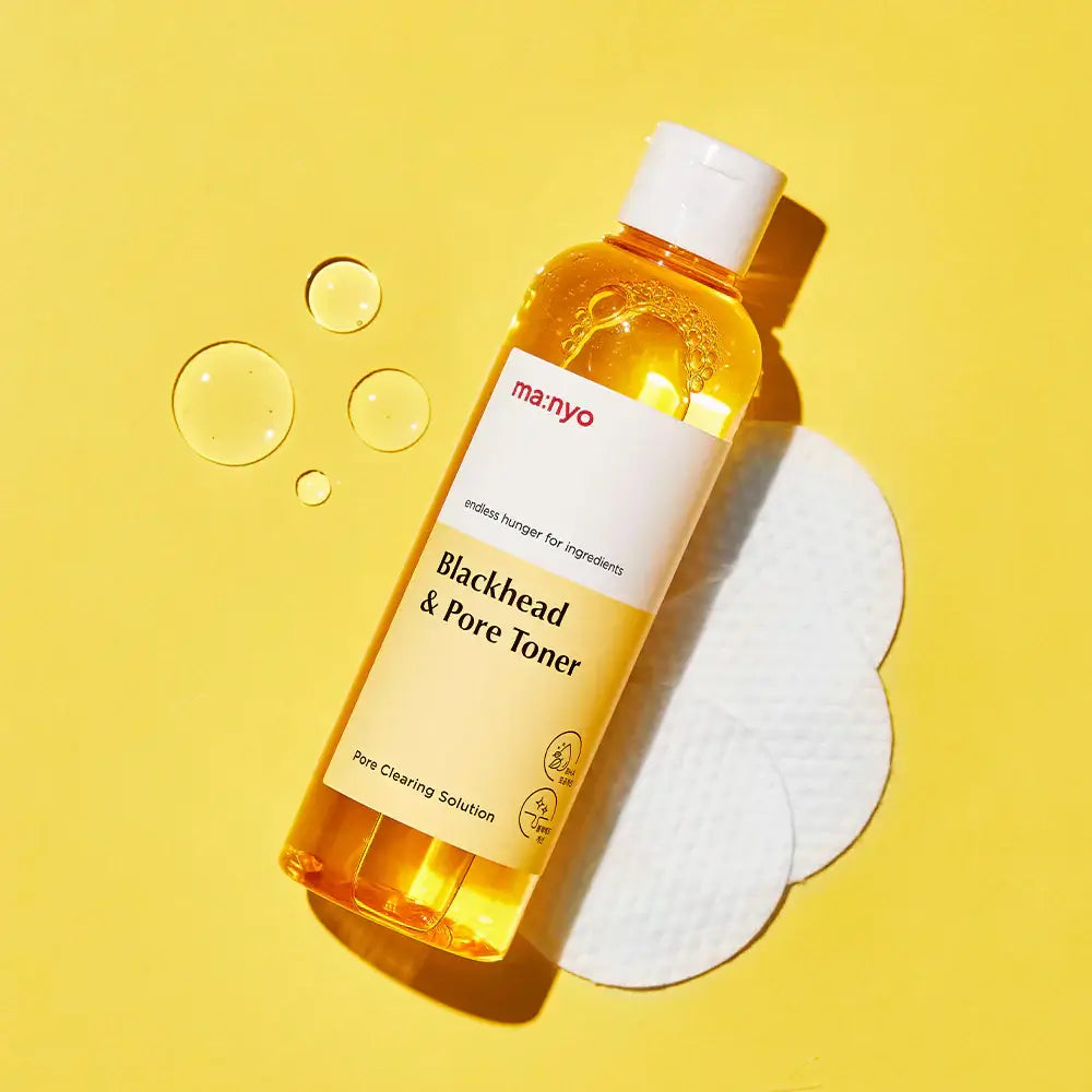 MANYO Blackhead & Pore Toner 210ml bottle on yellow background with cleansing pads