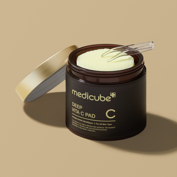 Open jar of MEDICUBE Deep Vita C Pads 70p 150g with clear applicator