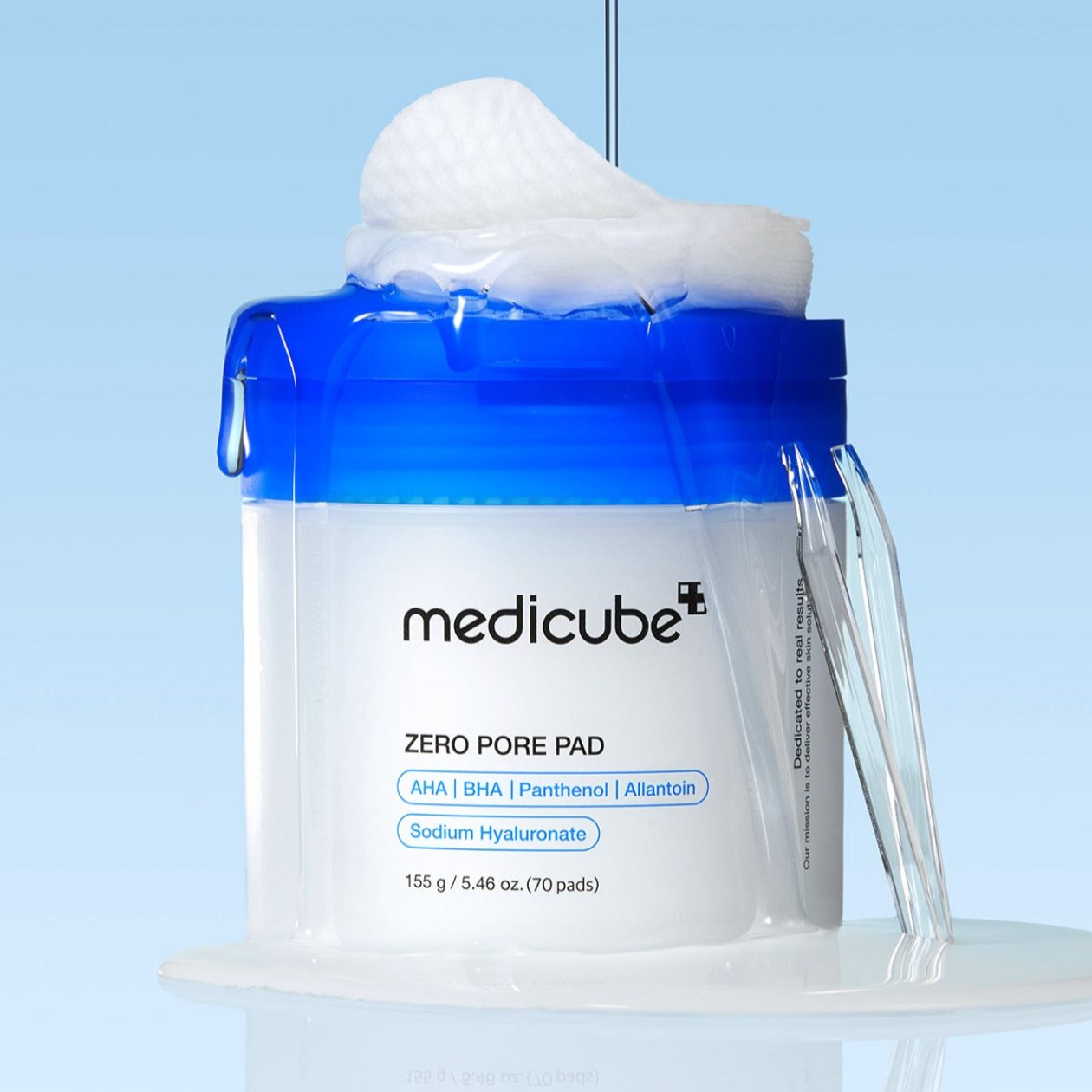 MEDICUBE Zero Pore Pads 70p 155g skincare product with blue lid and cotton pads
