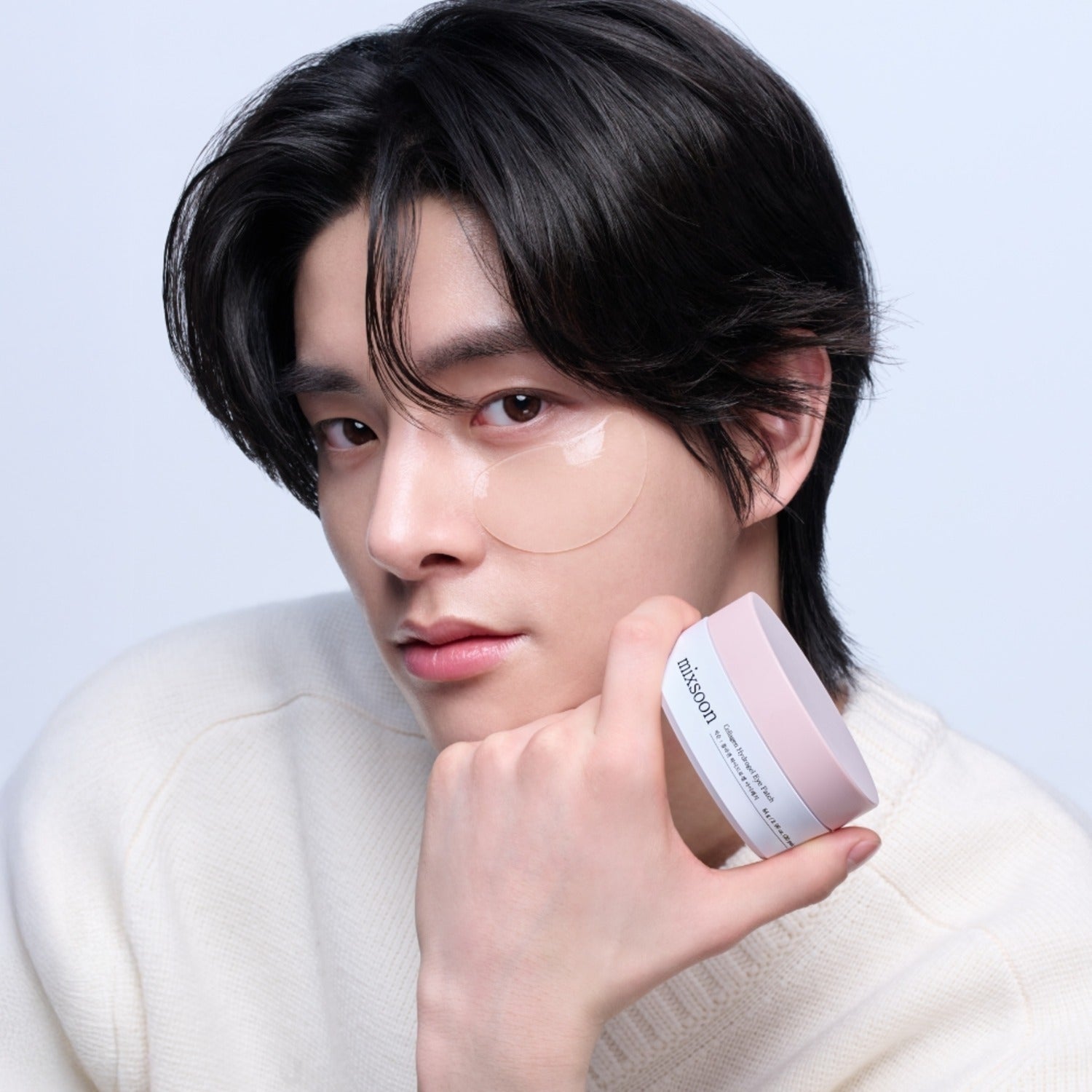 MIXSOON Collagen Hydrogel Eye Patch 60 sheets shown on model, highlighting skincare benefits.