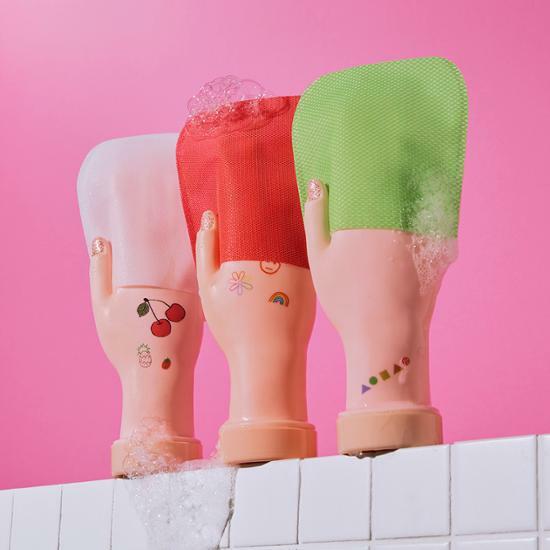 MOM'S BATH RECIPE Body Peeling Pad 8p 25ml with colorful exfoliating pads on pink background.