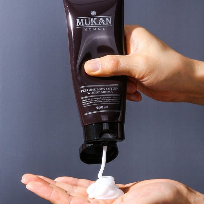 MUKAN Perfume Body Lotion Woody Aroma 200ml being dispensed into a man’s hand by Gentleman Korea, male grooming skincare for gentlemen
