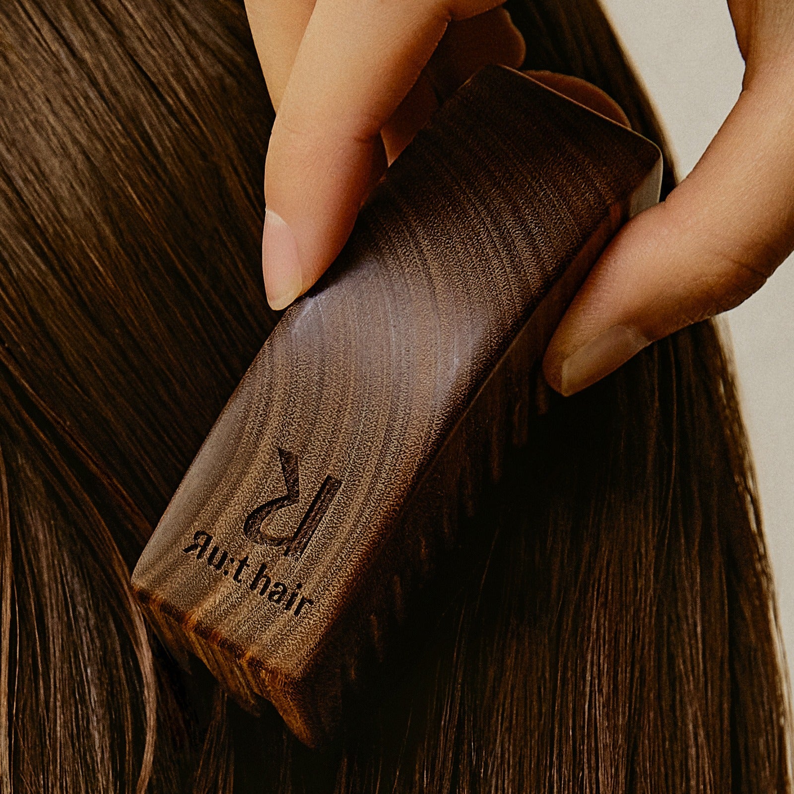 Combing hair with RU:T HAIR Green Tea Yucangmok Two-Tabit wooden brush