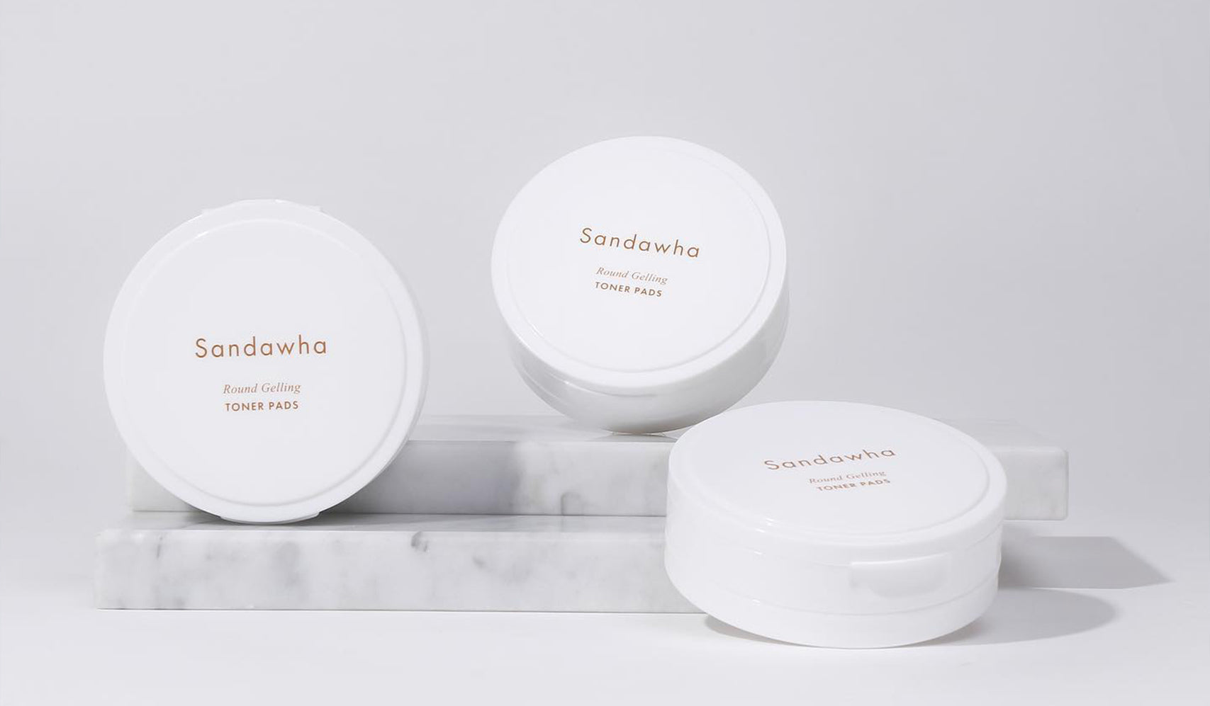Sandawha round peeling toner pads displayed on marble surface