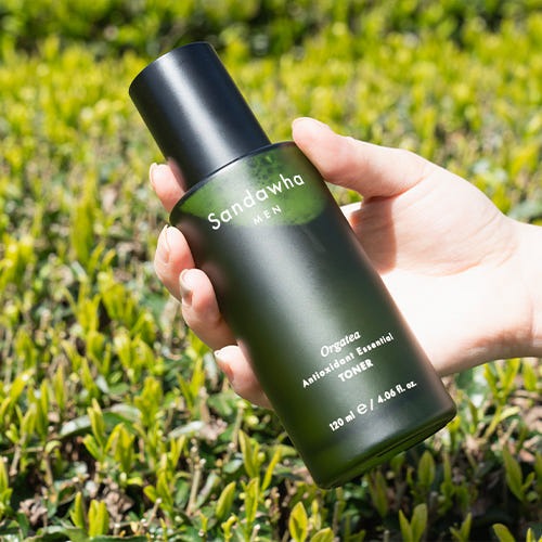 SANDAWHA For Men orgatea Antioxidant Essential Toner 120ml held by hand over green grass — Gentleman Korea Korean men’s skincare product