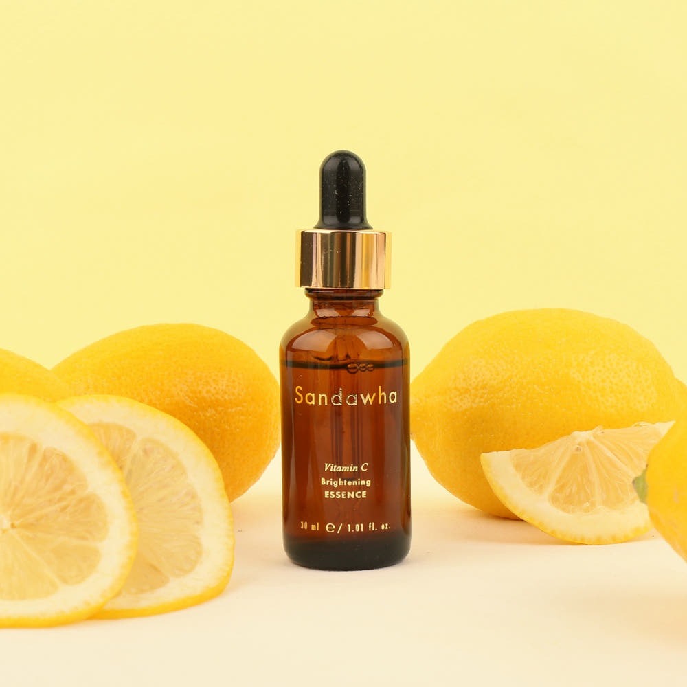 SANDAWHA Vitamin C Whitening Essence 30ml bottle with lemons in the background
