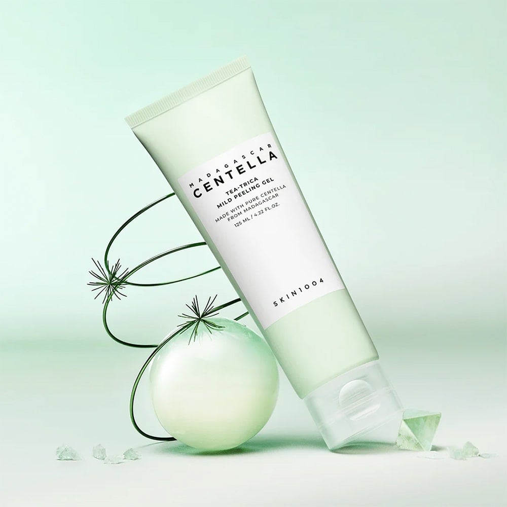 SKIN1004 Madagascar Centella Tea-trica Mild Peeling Gel 125ml with green aesthetic background.