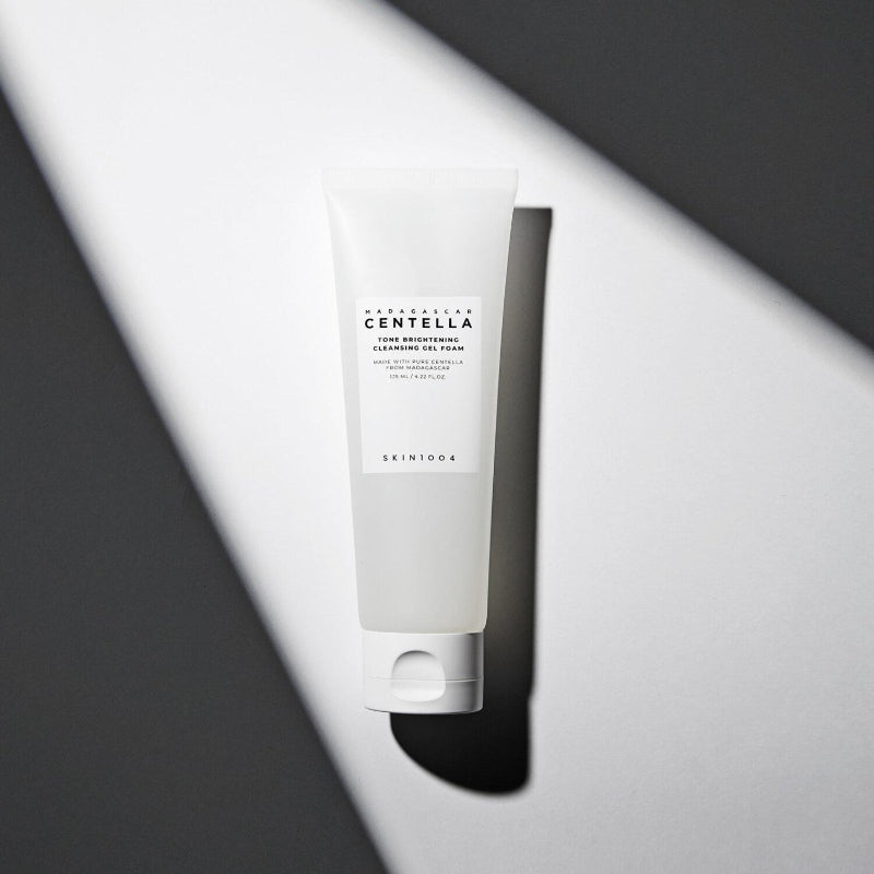 SKIN1004 Madagascar Centella Tone Brightening Cleansing Gel Foam 125ml on a stylish black and white background.