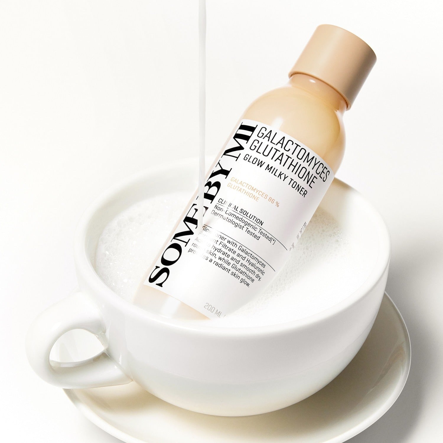 SOME BY MI Galactomyces Glutatione Glow Milky Toner 200ml displayed in a white cup, highlighting skincare benefits.