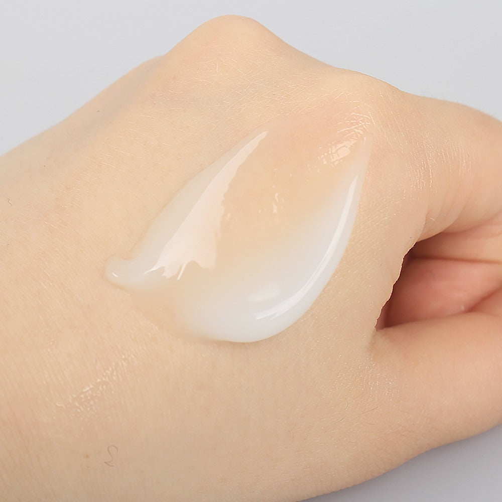Texture of SOORYEHAN Moisture Cream AD 75ml on skin, showcasing creamy and smooth application.