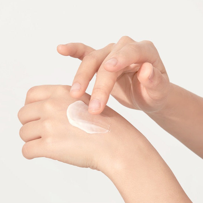Applying SOORYEHAN Ultimate Cream 50ml to hand for skincare