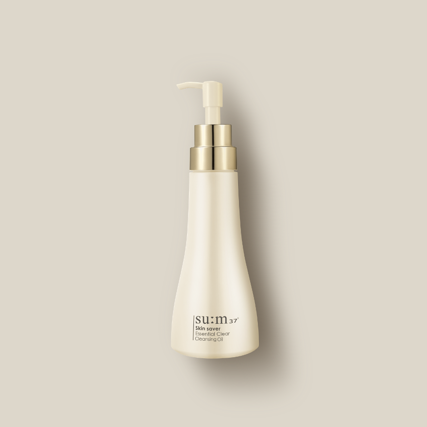 SU:M37 Skinsaver Essential Clear Cleansing Oil 250ml bottle, premium skincare product with a golden pump, isolated on beige background.