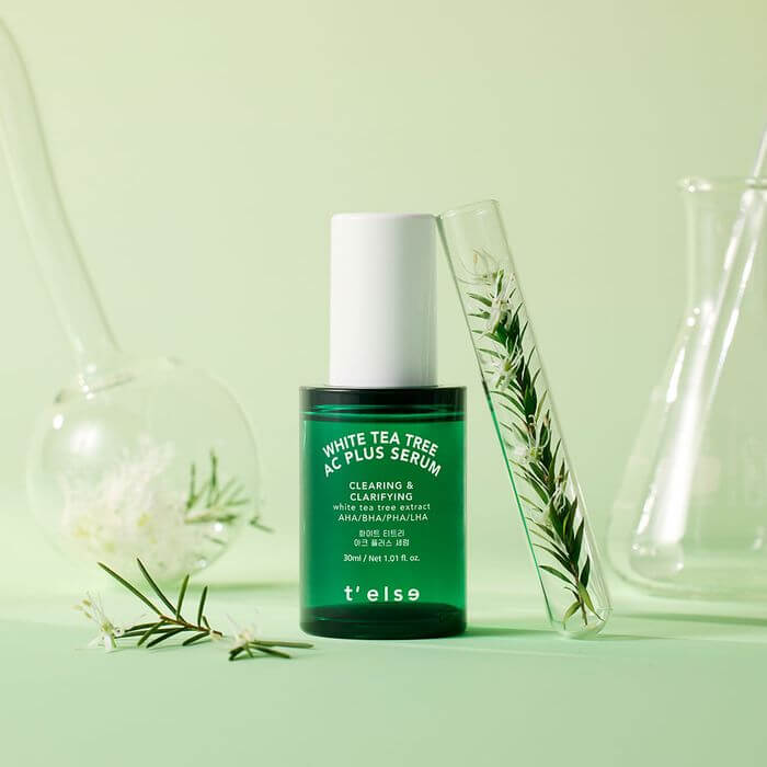 T'ELSE WHite Tea Tree Arc Plus Serum 30ml bottle with plant elements and laboratory glassware, showcasing skincare product packaging.