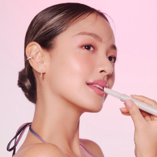 Model applying TONY MOLY Get It Tint Glaze Balm for glossy lips