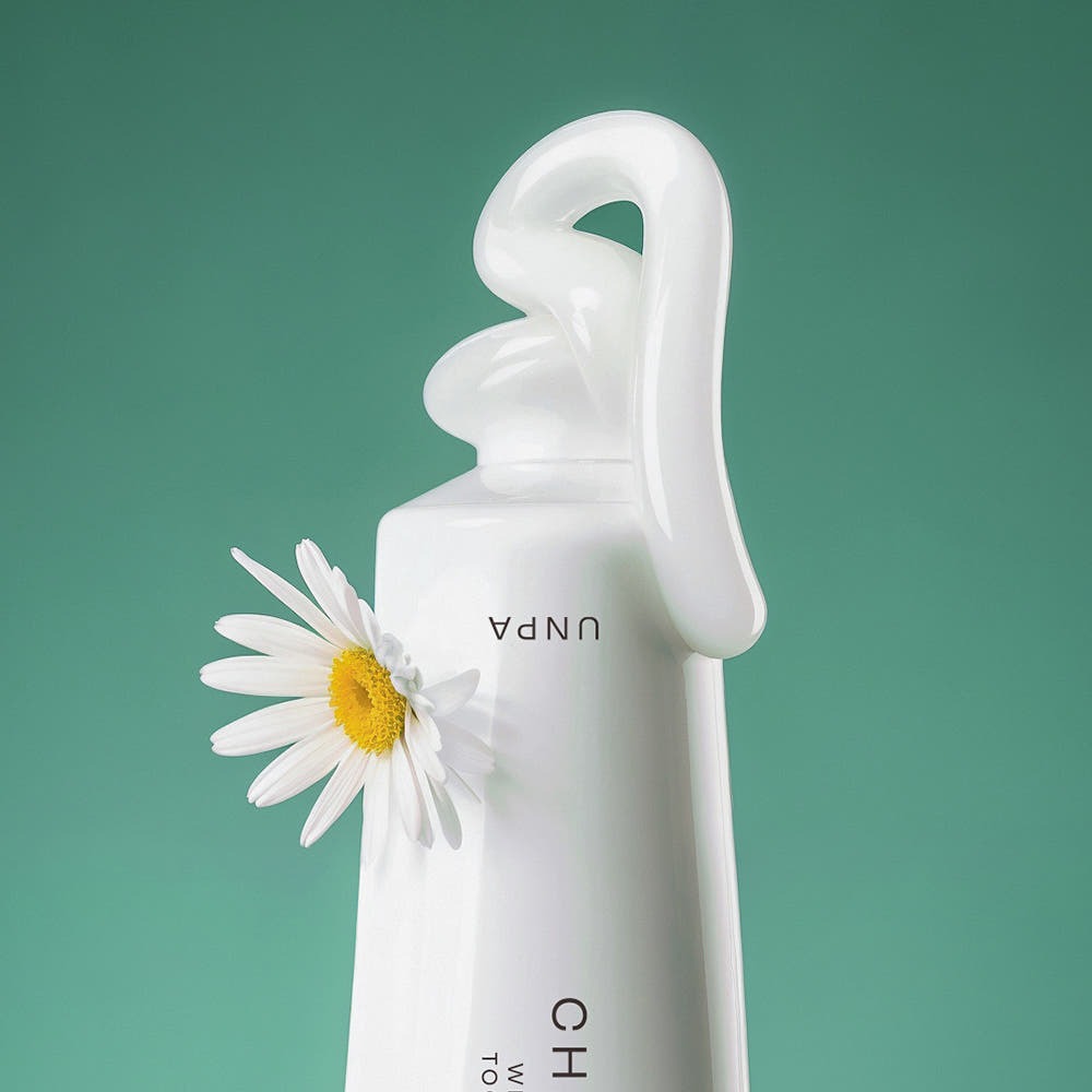 UNPA Chacha French Chamomile Vegan Whitening Toothpaste 90g featuring chamomile flower on green background.