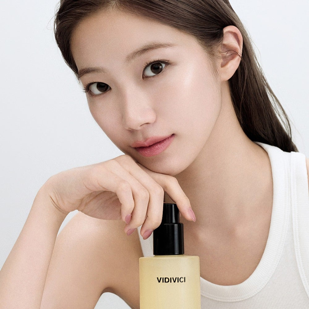 Woman holding VIDIVICI Clear Gentle Calming Deep Oil 300ml bottle.