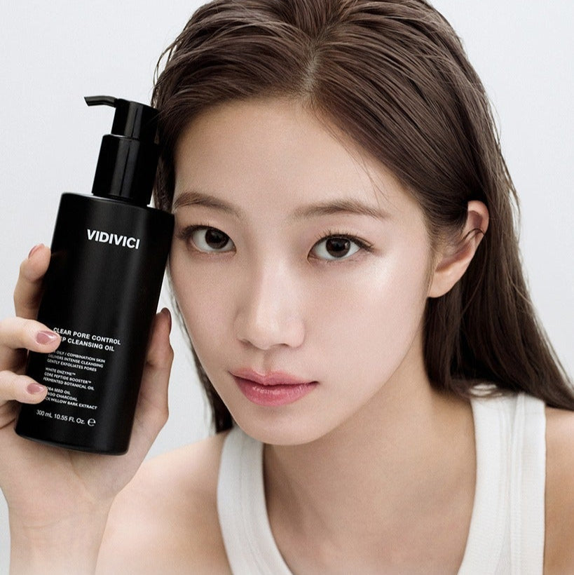 Model holding VIDIVICI Clear Pore Control Deep Cleansing Oil 300ml bottle